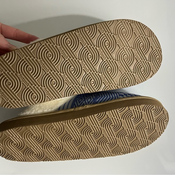 Feelgoodz • Blue and White Patterned Slippers - Picture 3 of 3